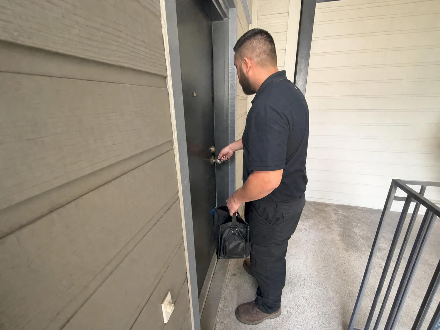Emergency Locksmith specialist serving a Caliente property